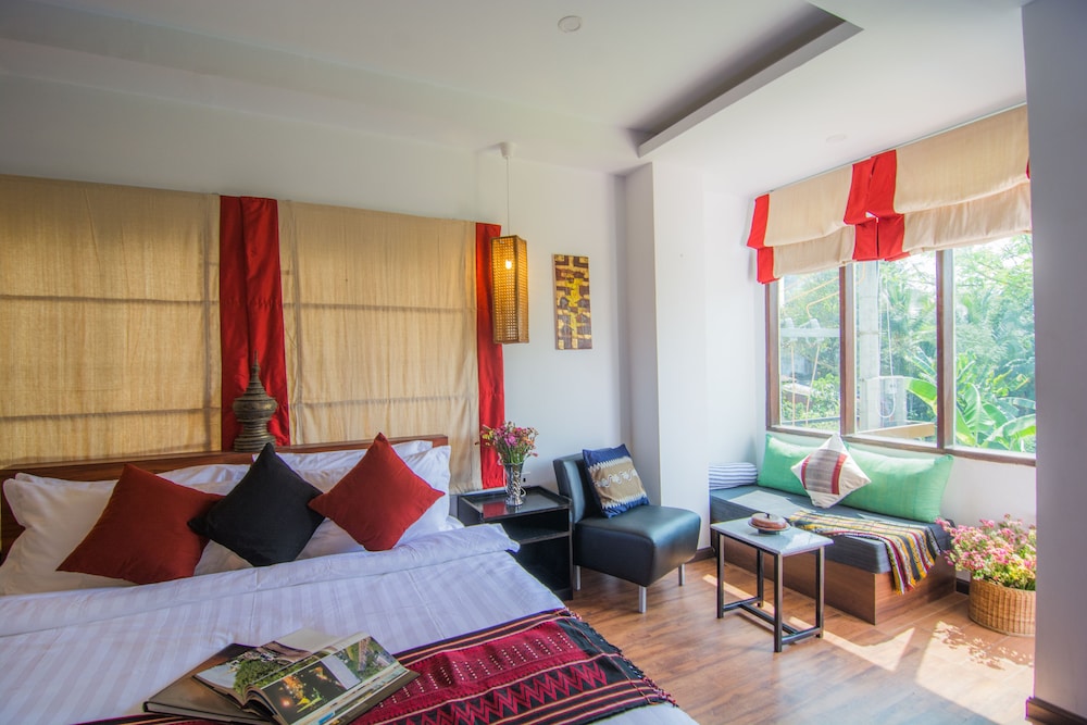 Studio, 1 King Bed, Garden View