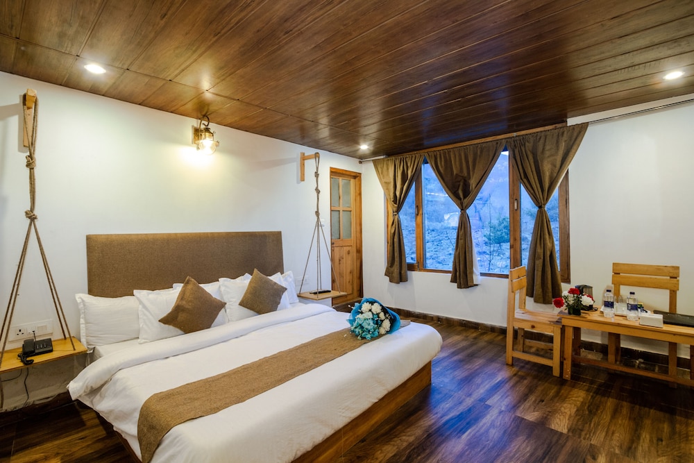 Basic Double Room, 1 King Bed, Mountain View