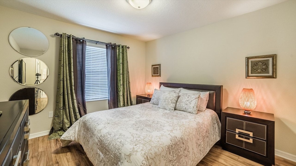 Family Townhome, Private Pool, Garden Area
