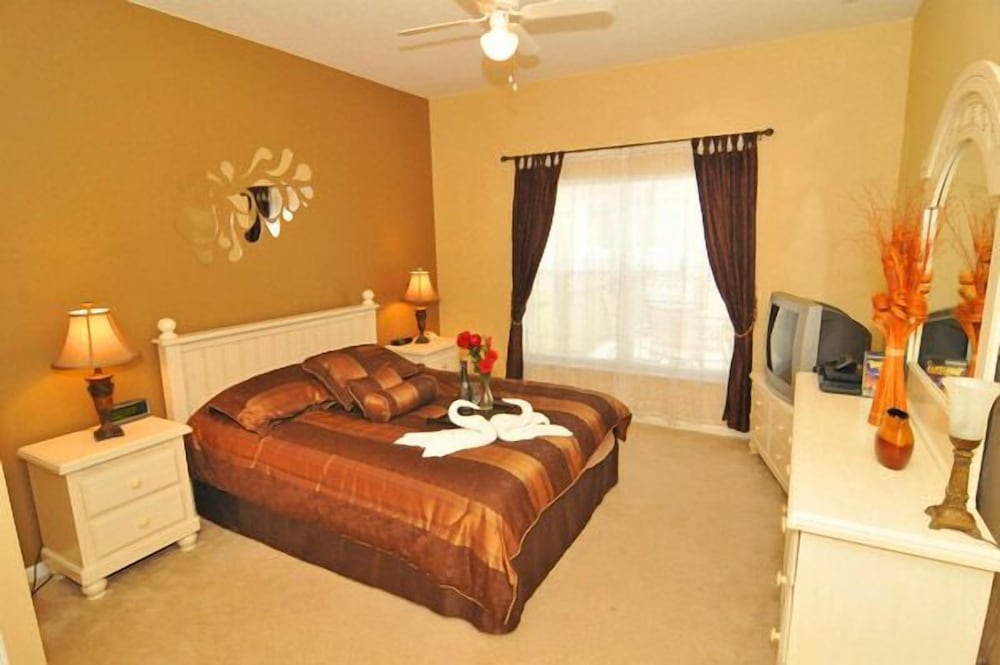 Family Townhome, Private Pool, Garden Area