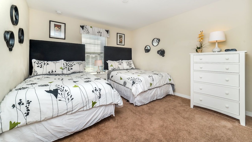 Family Townhome, Private Pool, Garden Area