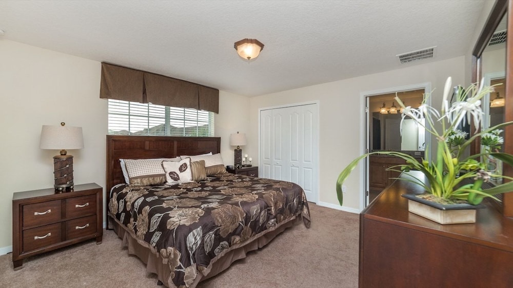 Family Townhome, Private Pool, Garden Area
