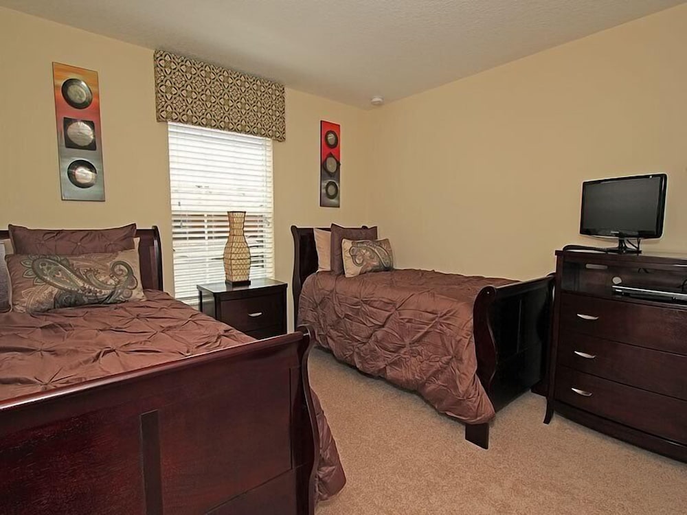 Family Townhome, Private Pool, Garden Area