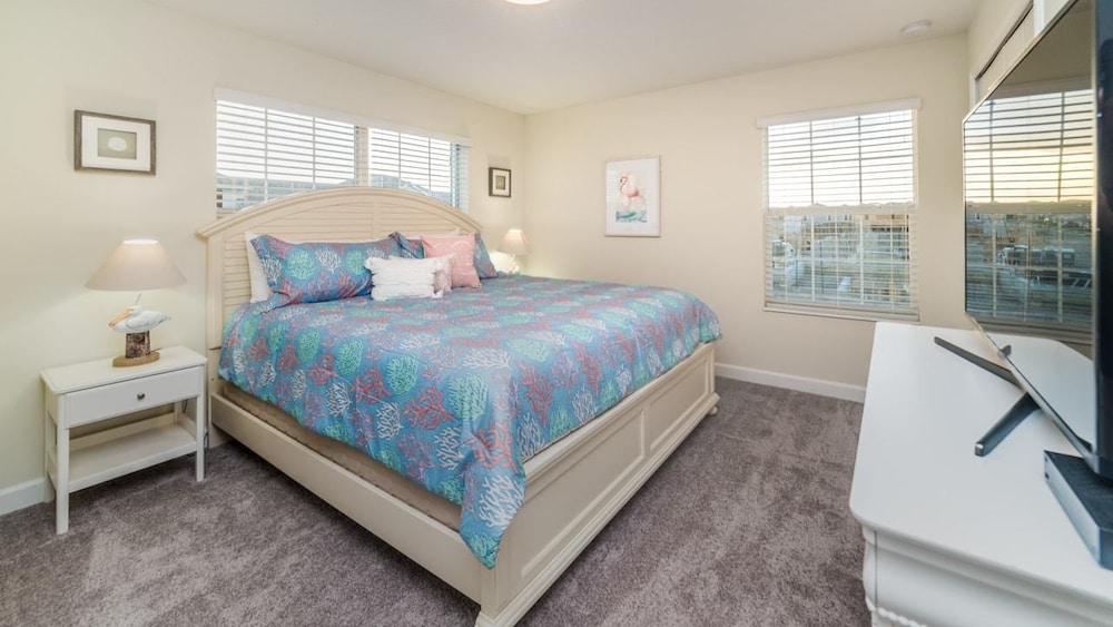 Family Townhome, Private Pool, Garden Area