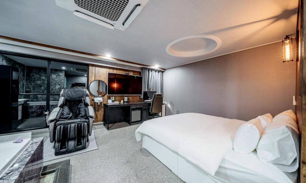 VIP Relax with Massage Chair