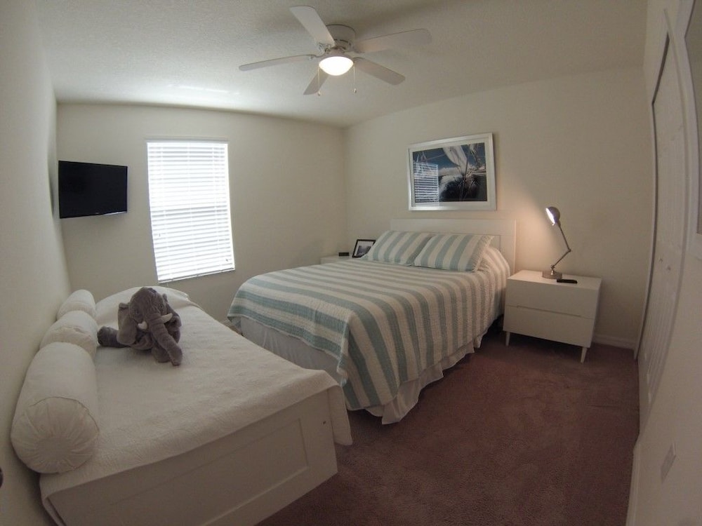 Family Townhome, Private Pool, Garden Area