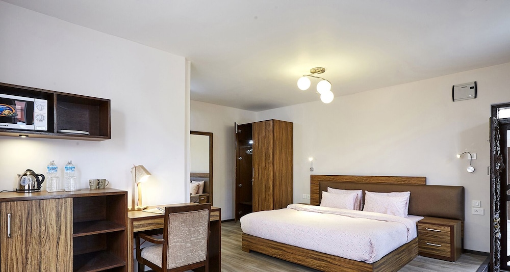 Spacious 1br In Sun-Kissed Lavish Garden
