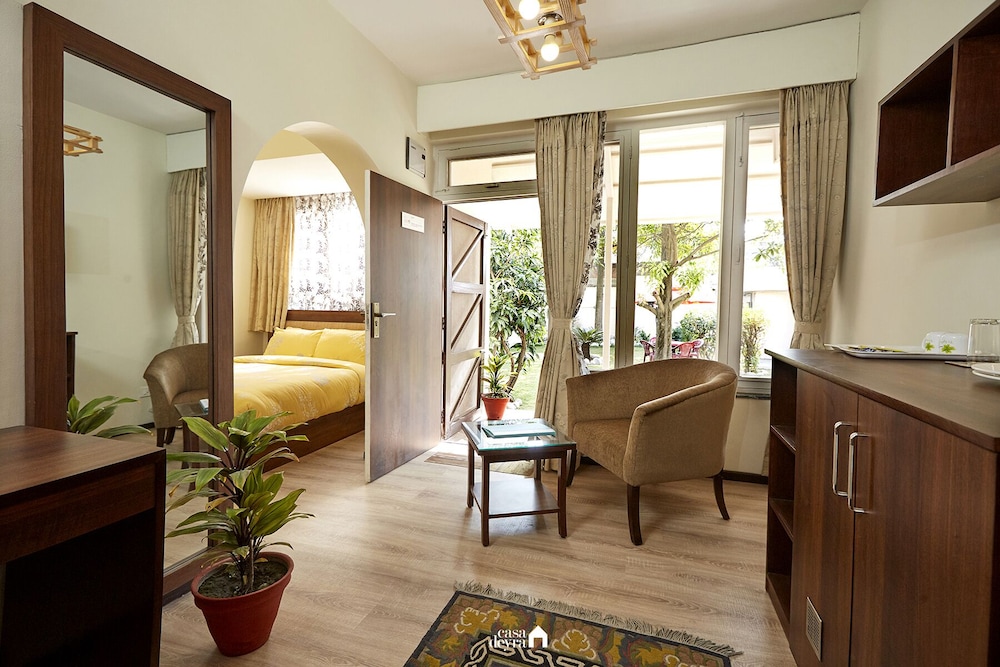 Exclusive En-Suite 1br W/ Garden View
