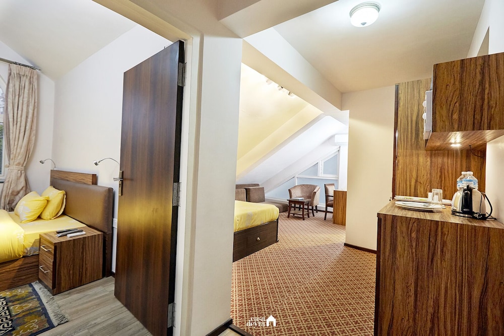 Cozy Attic 1 Bedroom With Sloped Roof