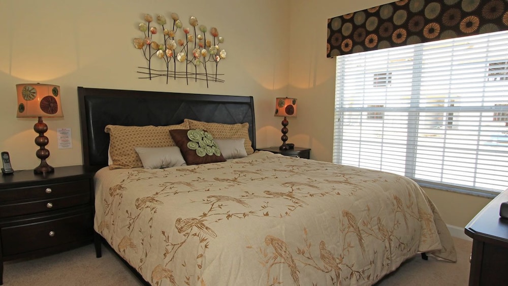 Family Townhome, Private Pool, Garden Area