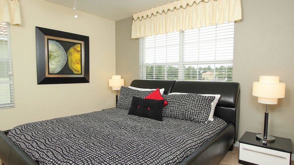 Family Townhome, Private Pool, Garden Area