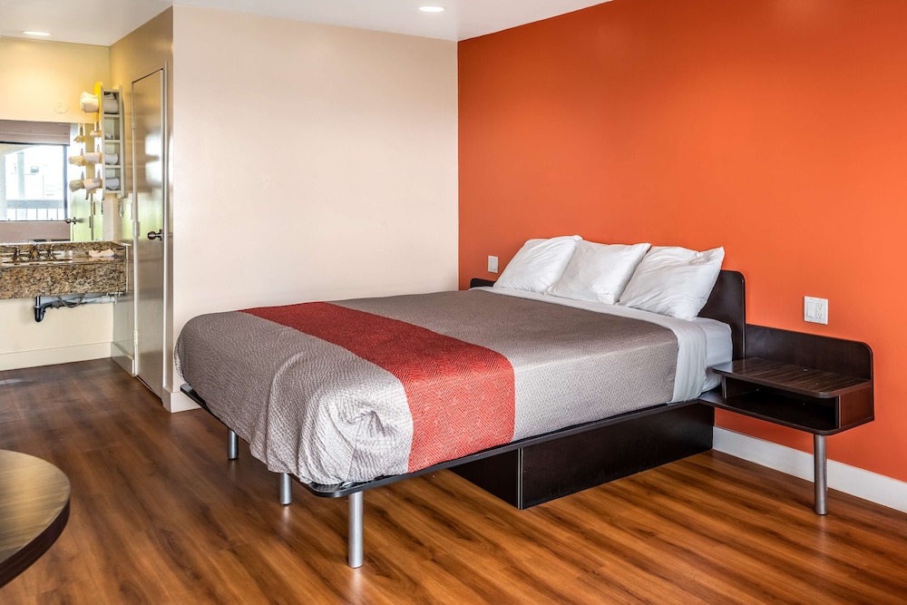 Deluxe Room, 1 Queen Bed, Non Smoking