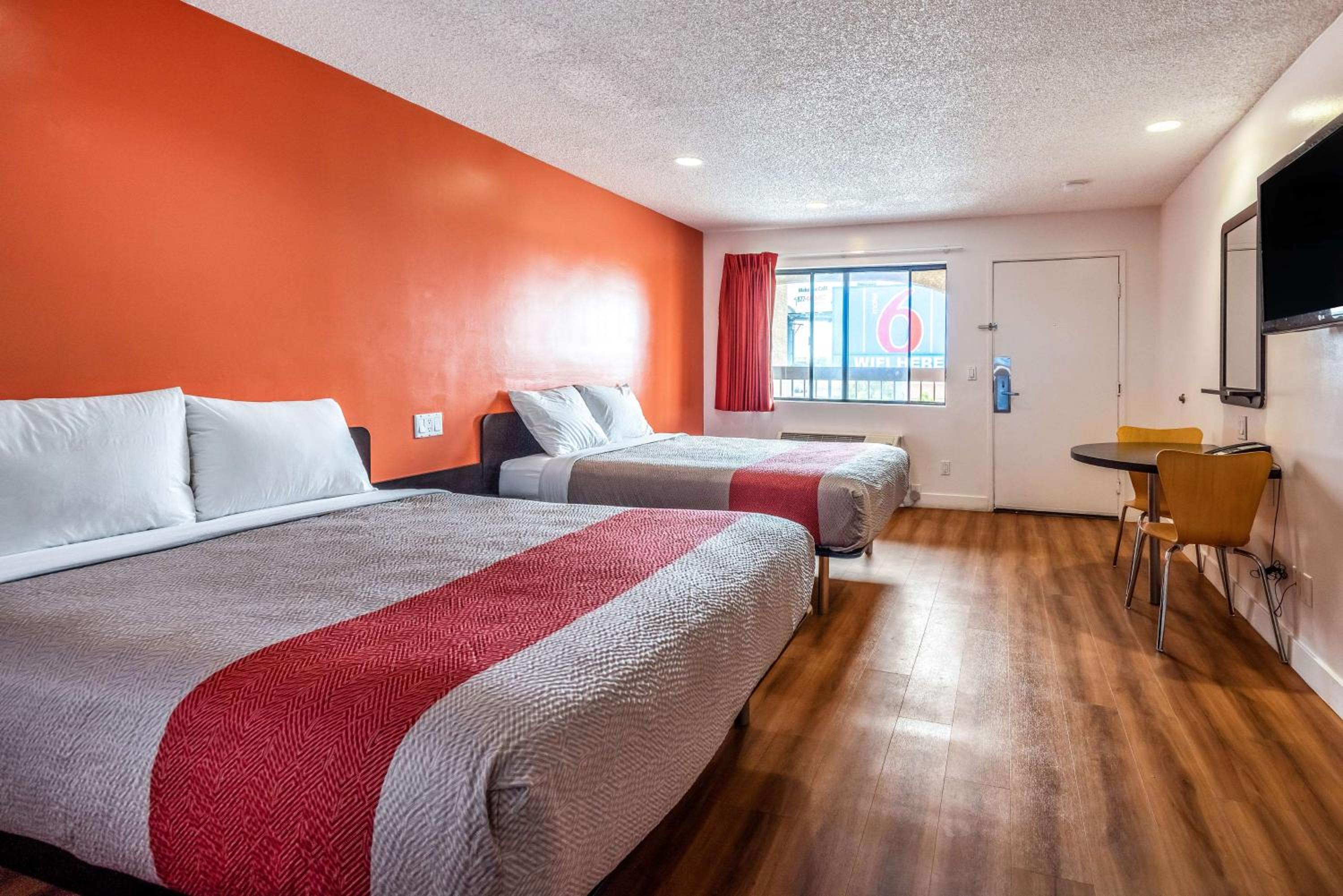 Deluxe Queen Room with Two Queen Beds - Non-Smoking