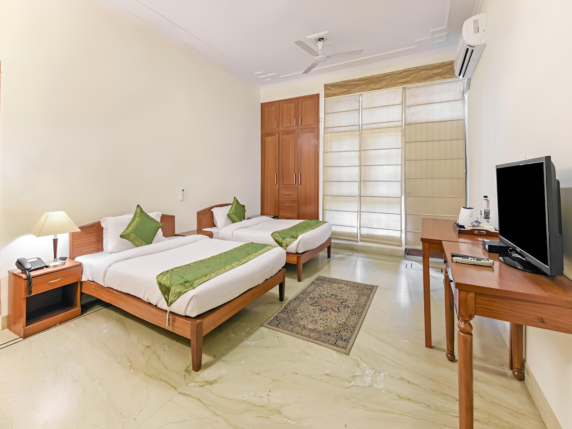 Deluxe Room, Multiple Beds, Smoking