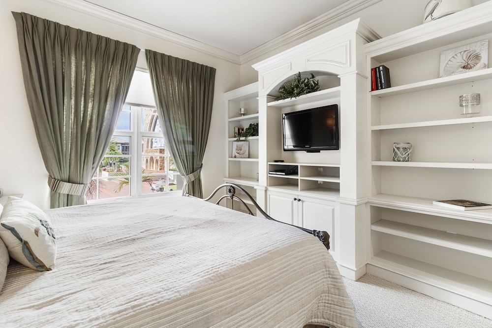 5080 Annunciation Circle, Unit 1205