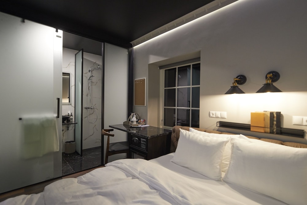 Basic Double Room, Private Bathroom (Shoe box)