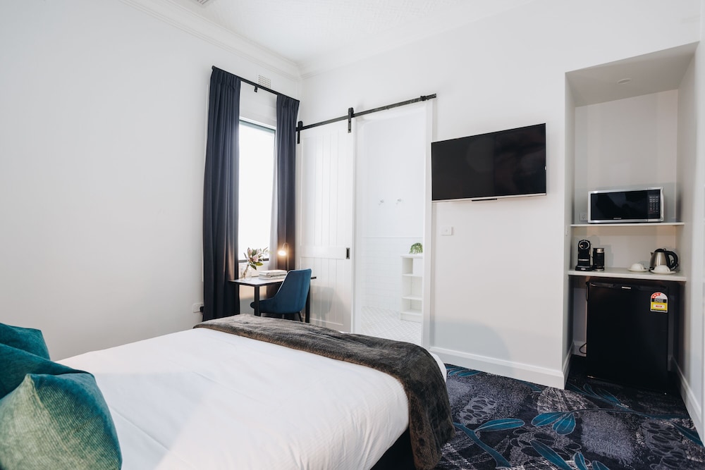 Deluxe Studio Suite, 1 Queen Bed, Private Bathroom
