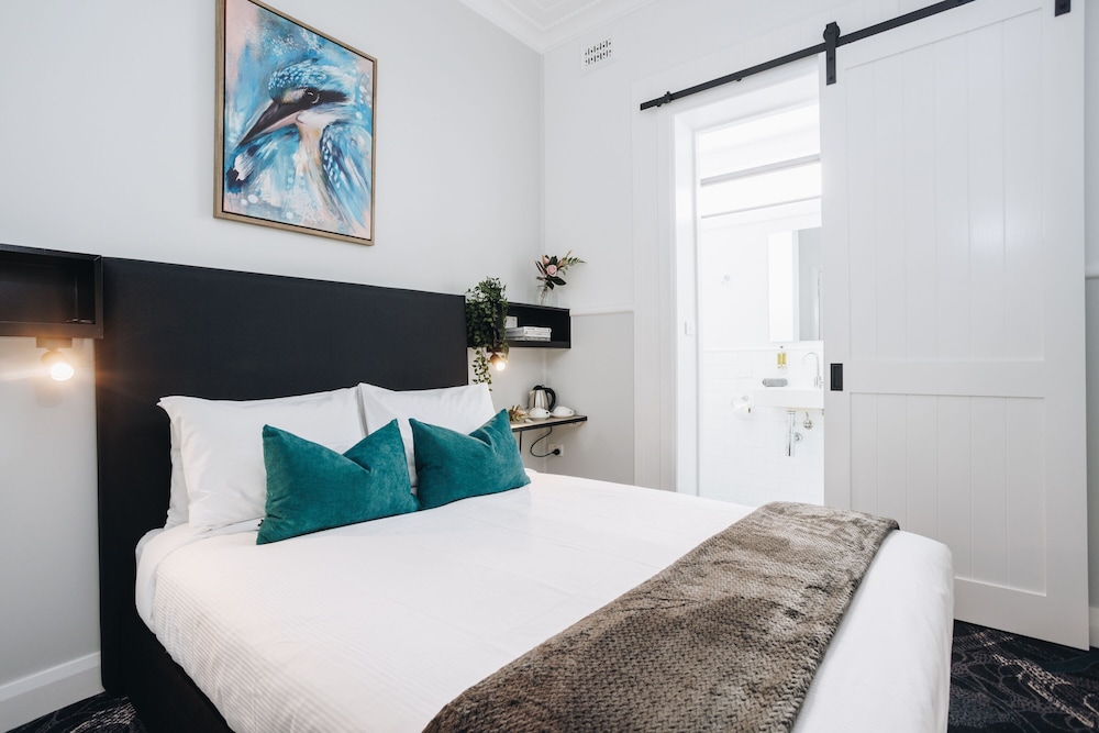 Deluxe Double Room, 1 Queen Bed, Non Smoking, Private Bathroom
