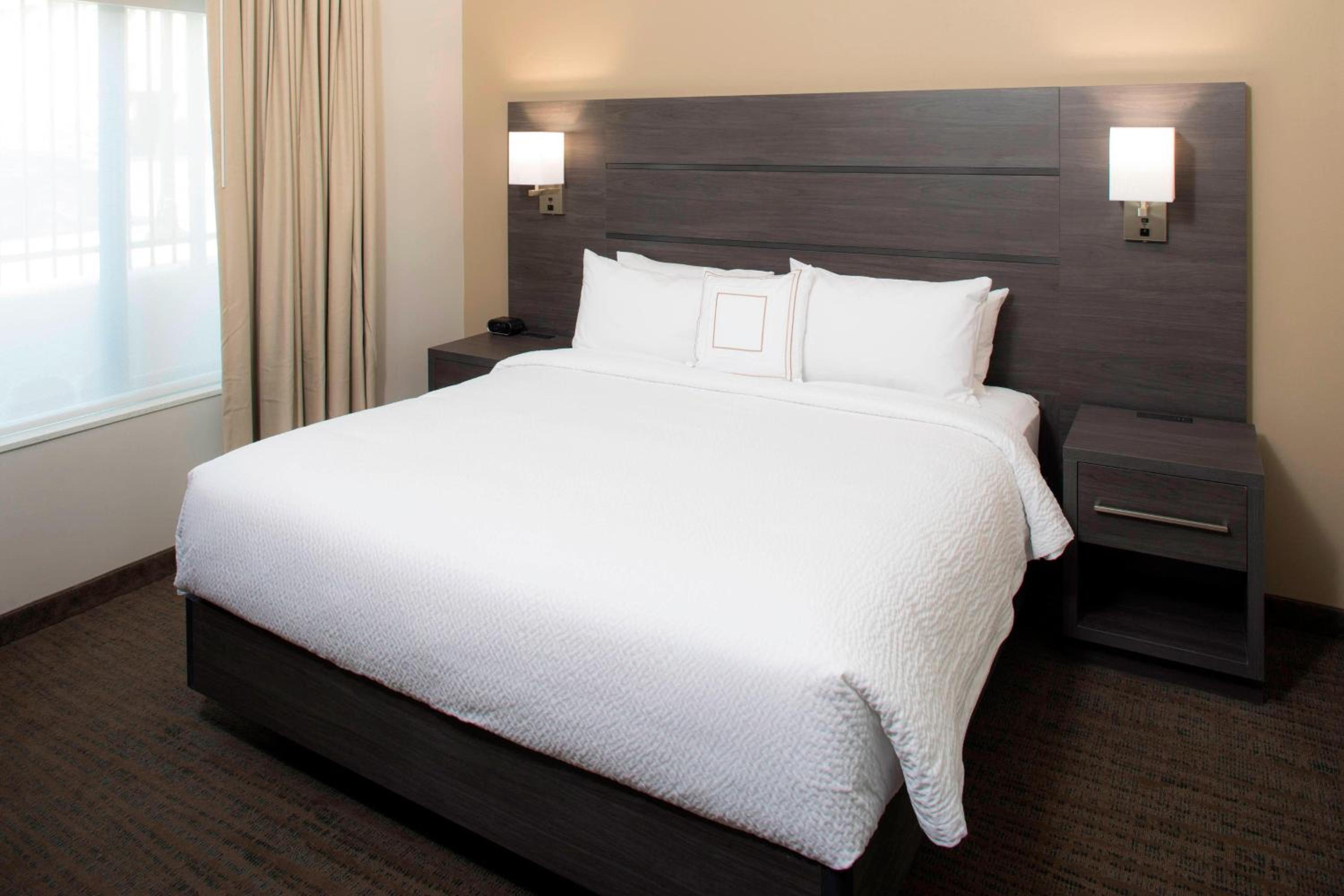One-Bedroom King Suite with Sofa Bed and City View - Hearing Accessible