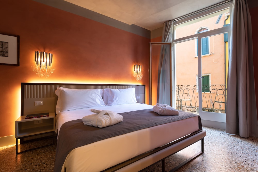 Classic Double Room, Balcony, Canal View
