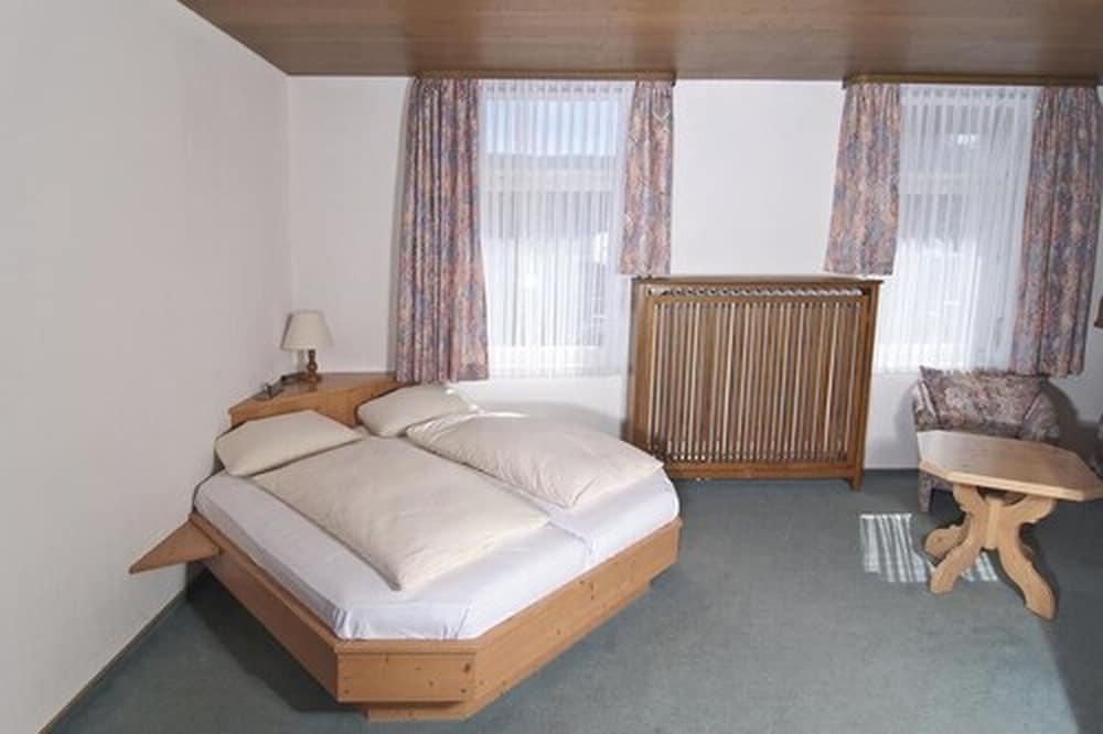 Room (XXL 6 Bed)