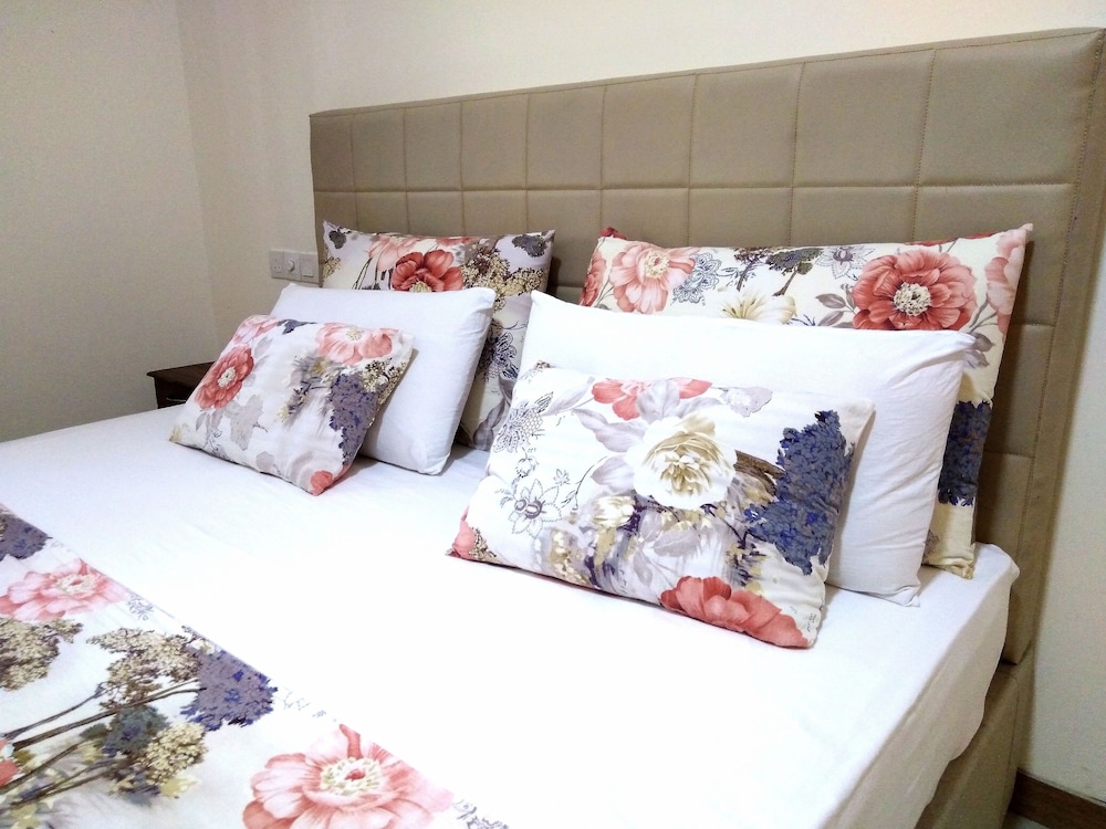 Grand Apartment, 1 King Bed, Kitchen, Garden View