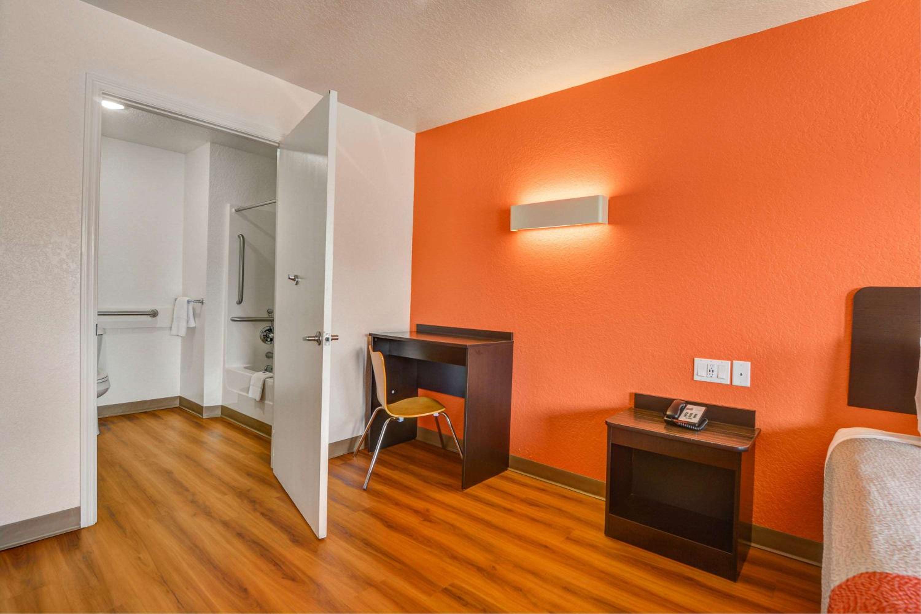 Queen Room - Disability Access - Non-Smoking