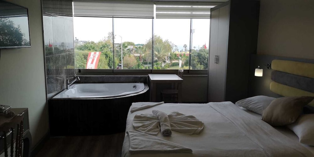 Studio Suite, Sea View