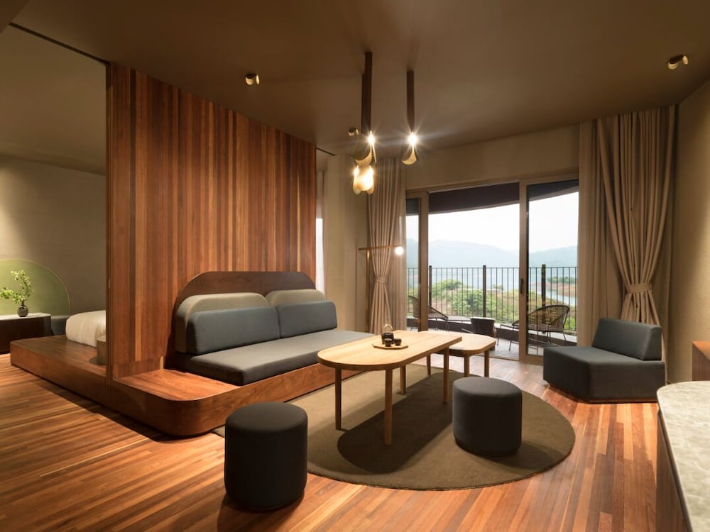 Deluxe Lakeview Suite
