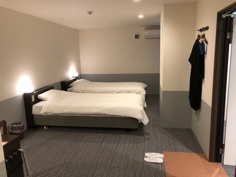 Twin Room, Smoking