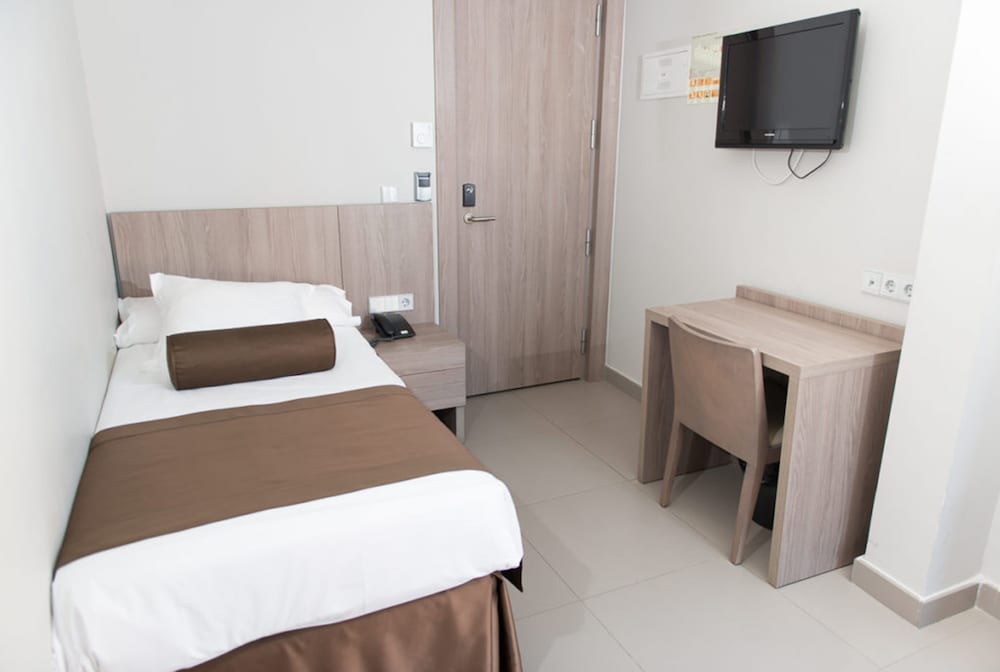 Basic Single Room, 1 Large Twin Bed