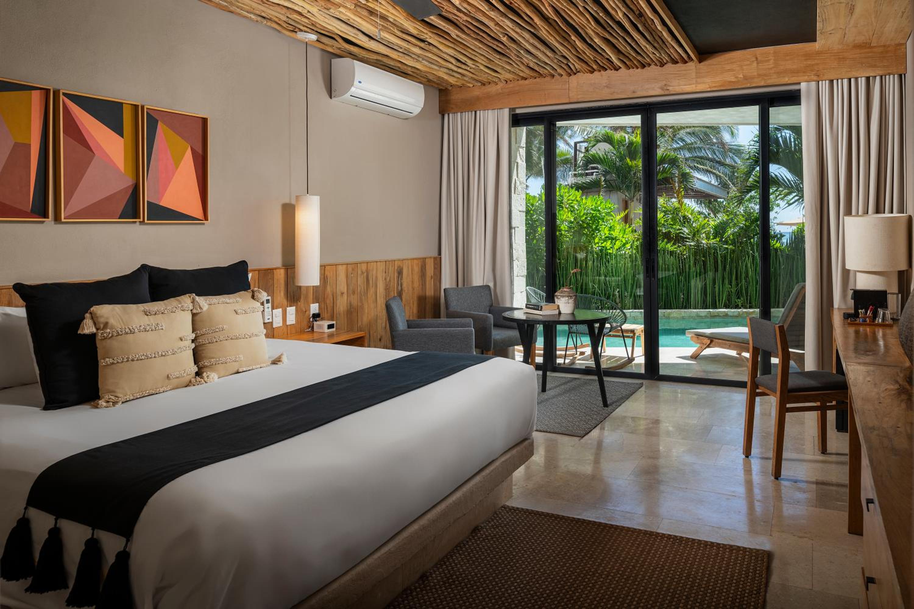 Swim-up Room
