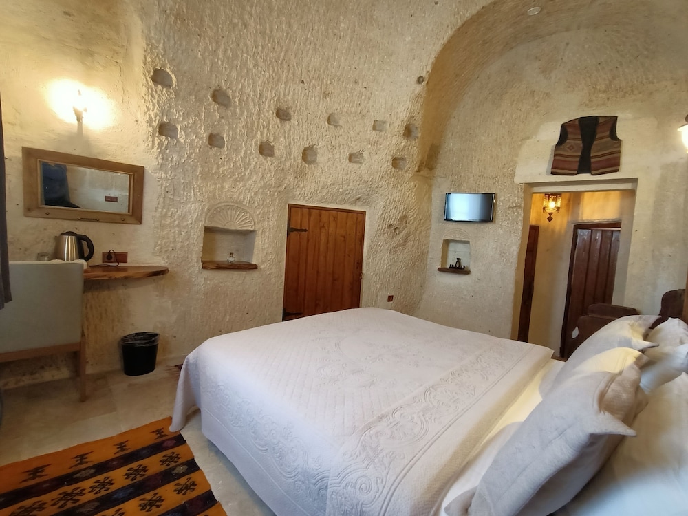 Deluxe Cave Room