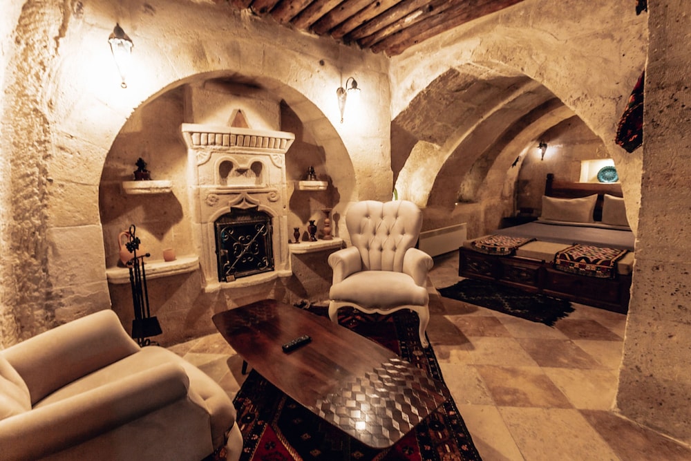 Deluxe Arch Cave Room