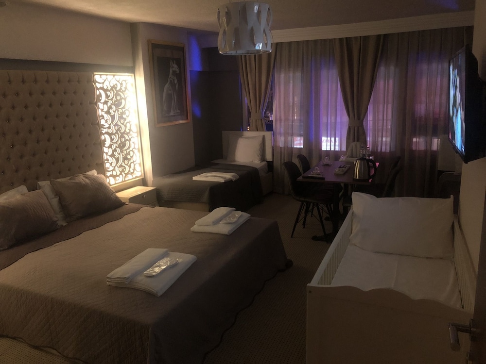 Family Room, 1 Queen Bed, Smoking, City View