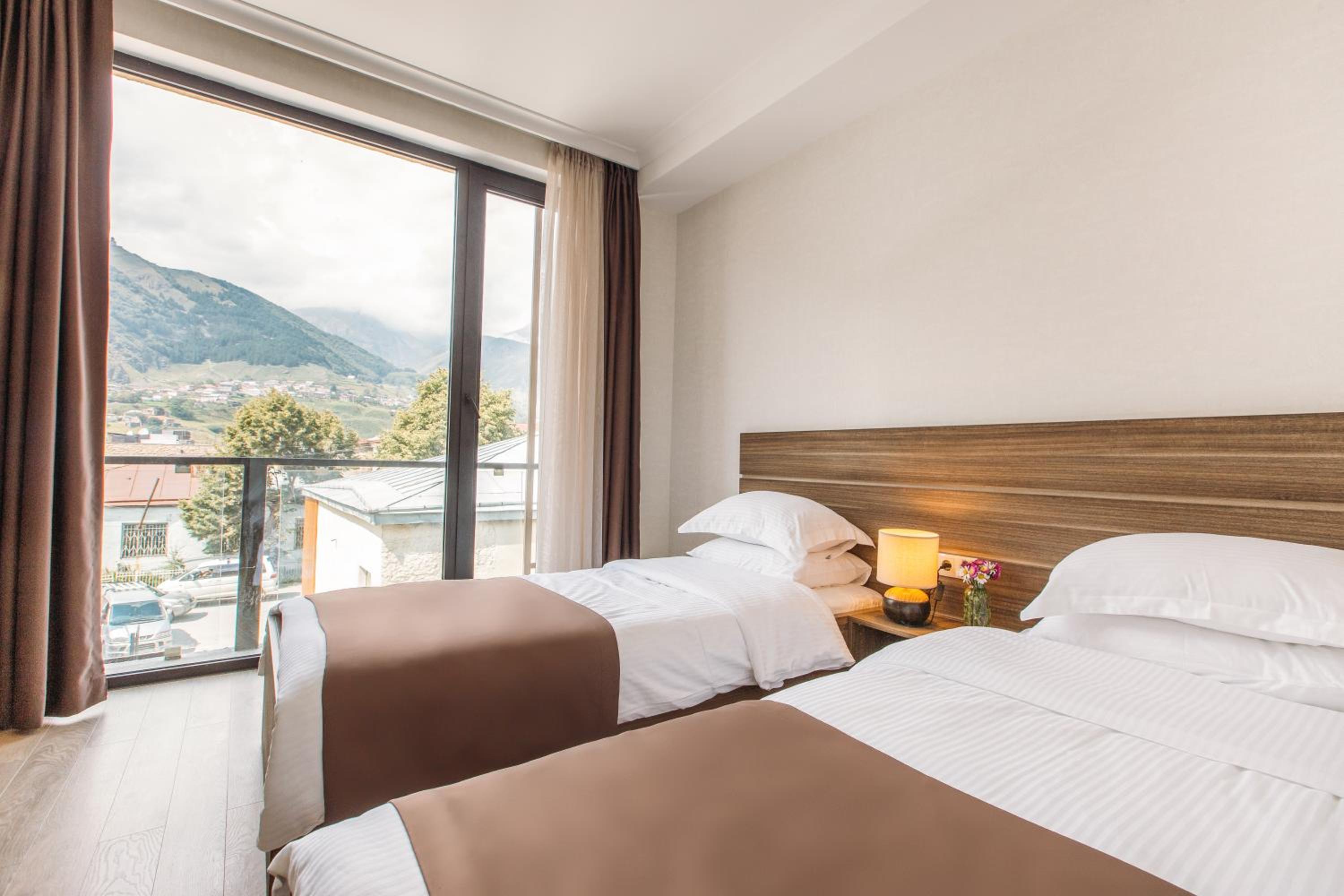 Standard Twin Room with Mountain View