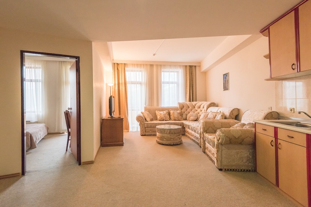 Family Room, 1 King Bed, Mountain View