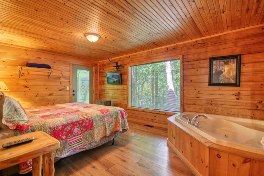 House, Multiple Beds (Cottage In The Pines #297)