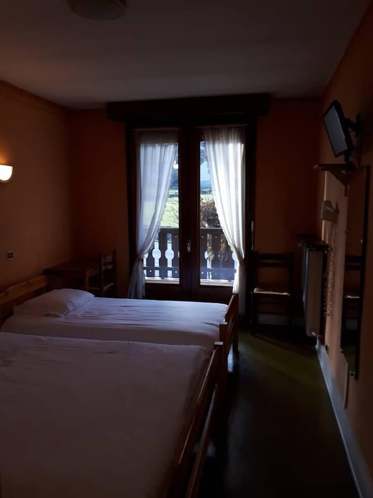 Basic Twin Room, Non Smoking (3)