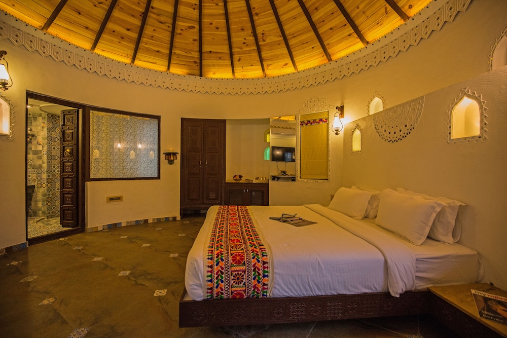 Superior Cottage, 1 King Bed, Non Smoking, Pool View