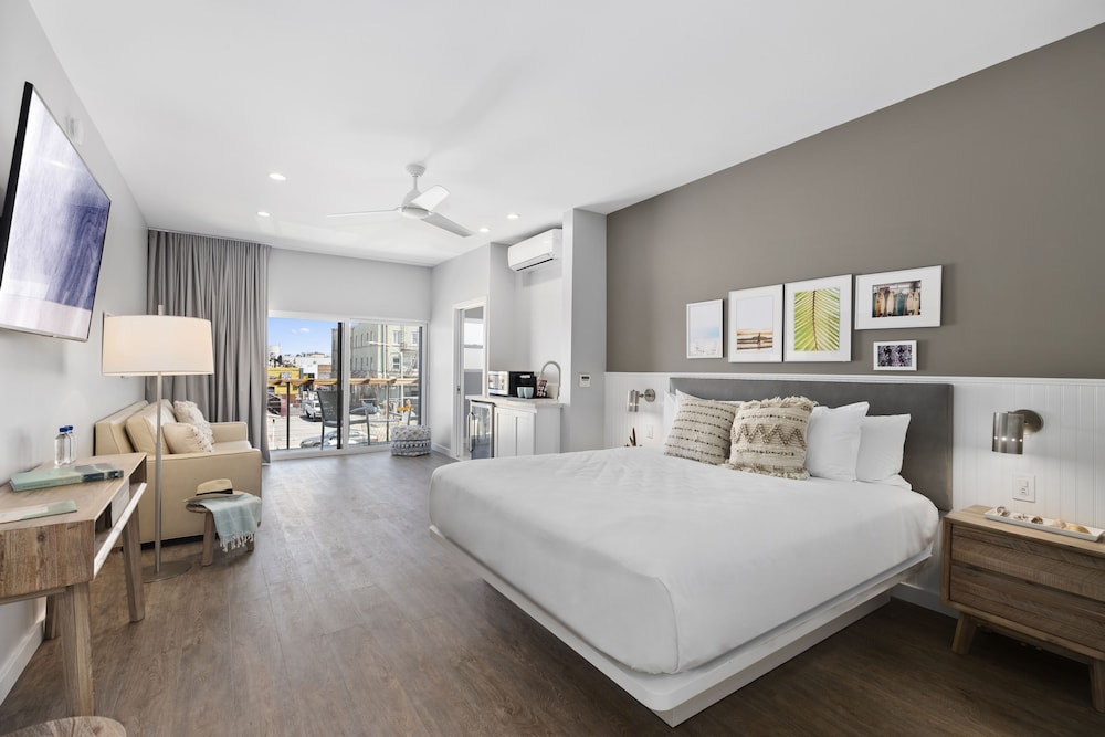 Premier Room, 1 King Bed with Sofa bed, Balcony, Partial Ocean View