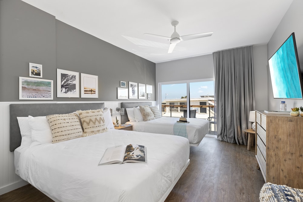 Signature Room, 2 Queen Beds, Balcony, Partial Ocean View