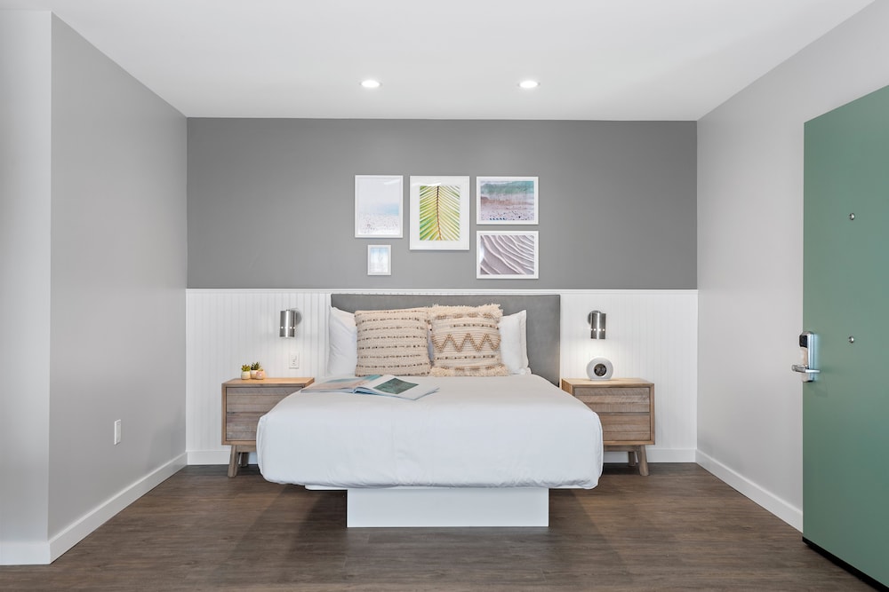 Exclusive Room, 1 Queen Bed, Accessible, Bathtub
