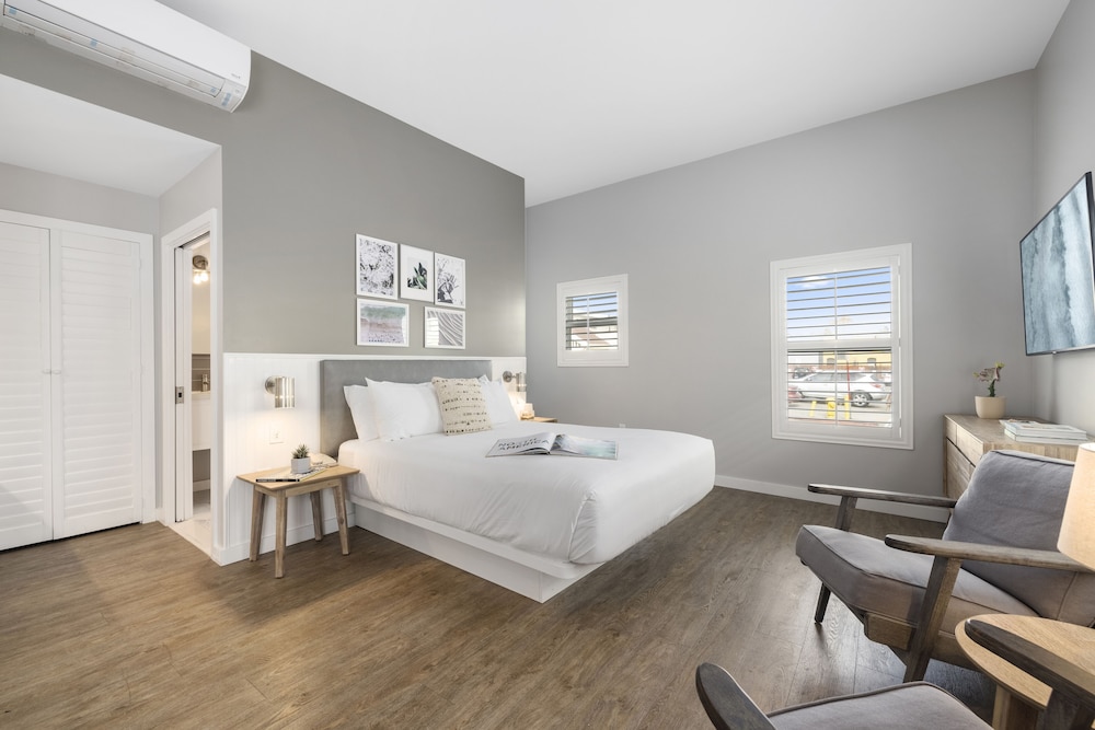 Suite, 1 Queen Bed with Sofa bed