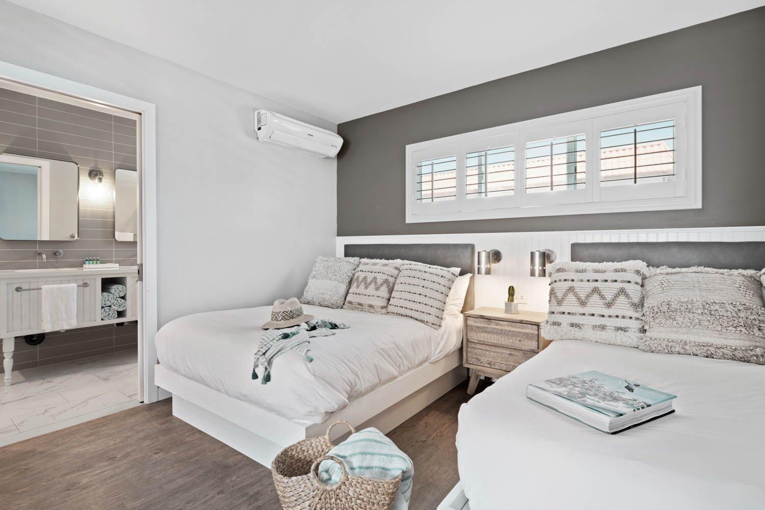 Deluxe Double Room with Side Sea View