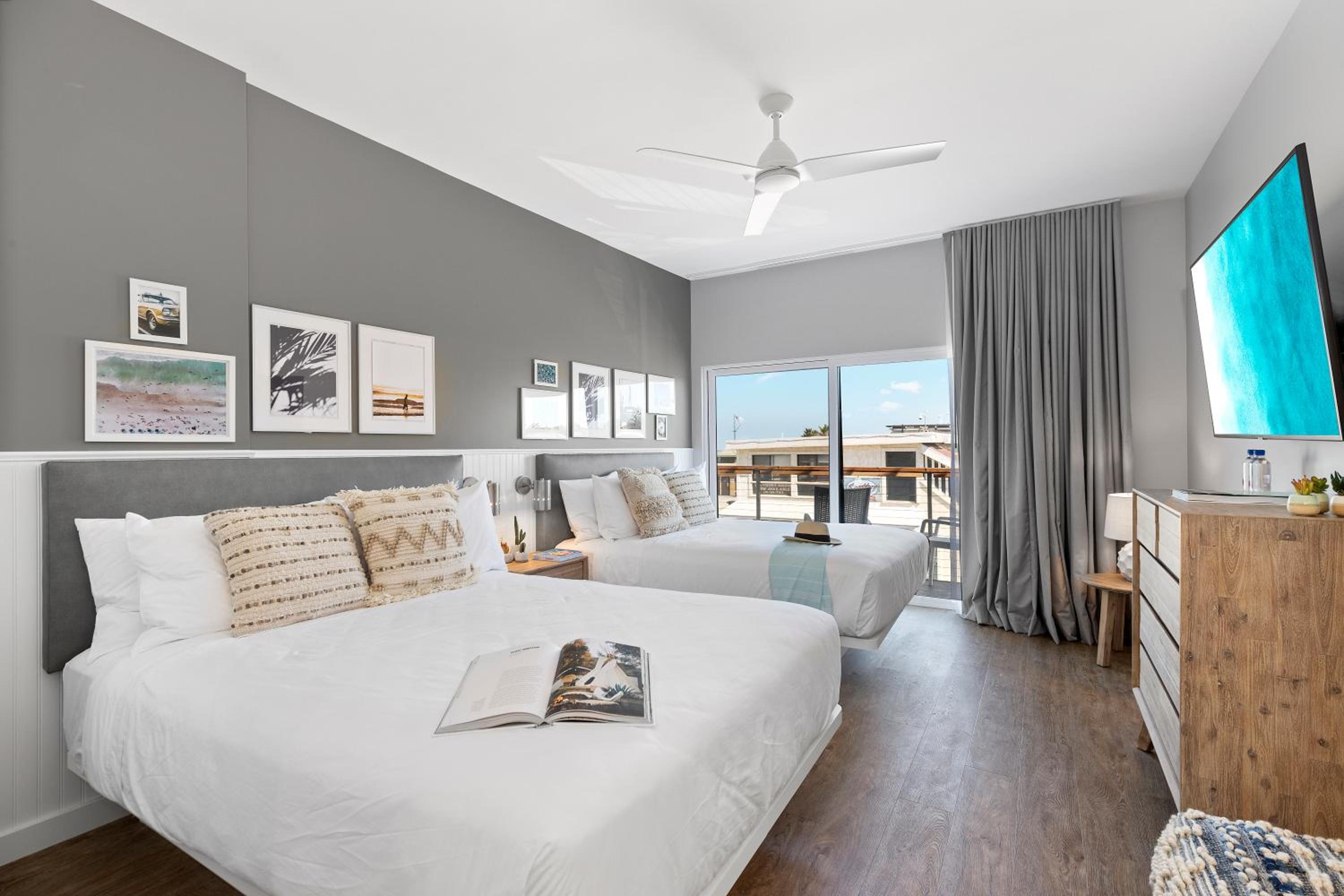 Quadruple Room with Balcony Side/Partial Ocean View