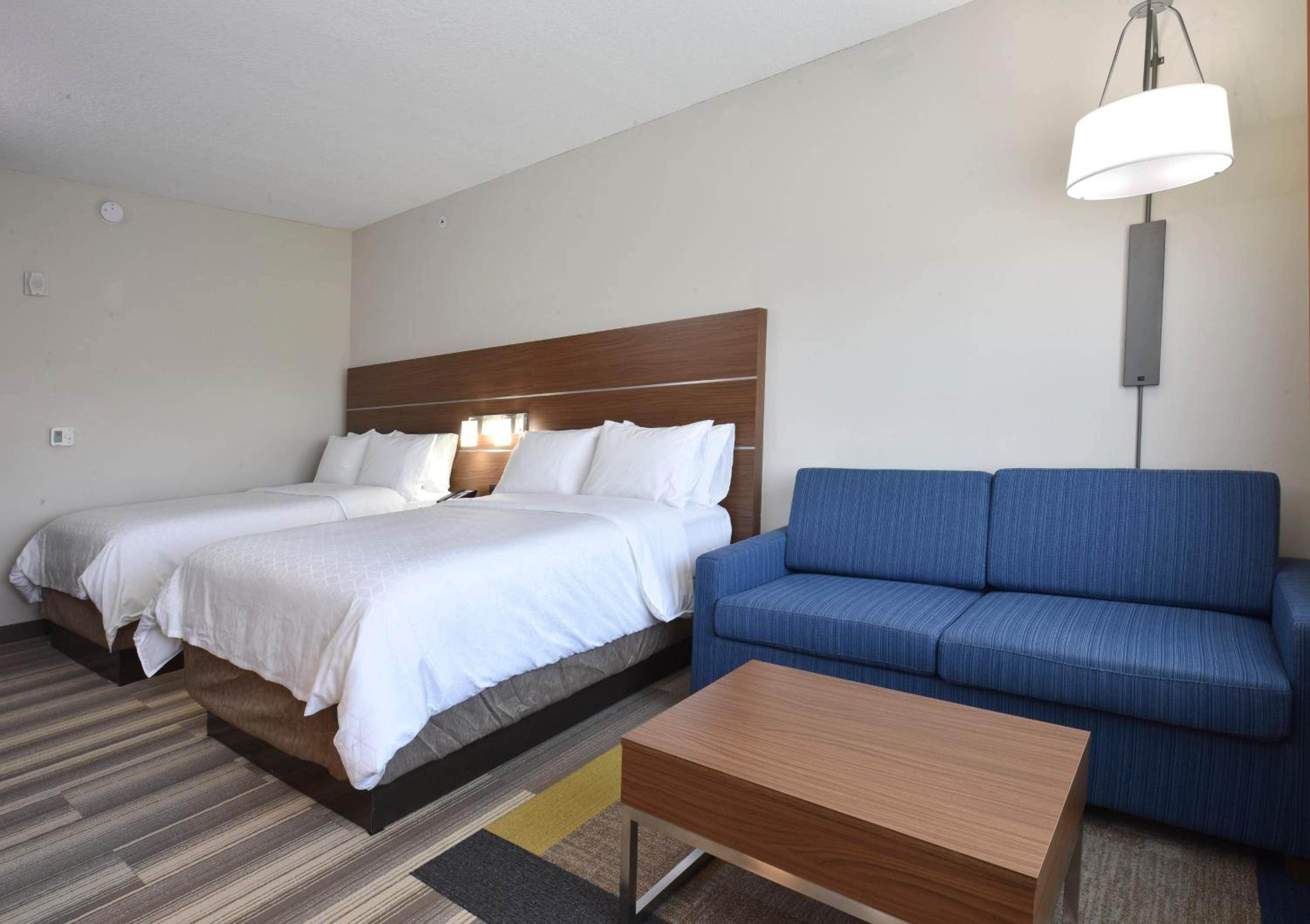 One-Bedroom Queen Suite
