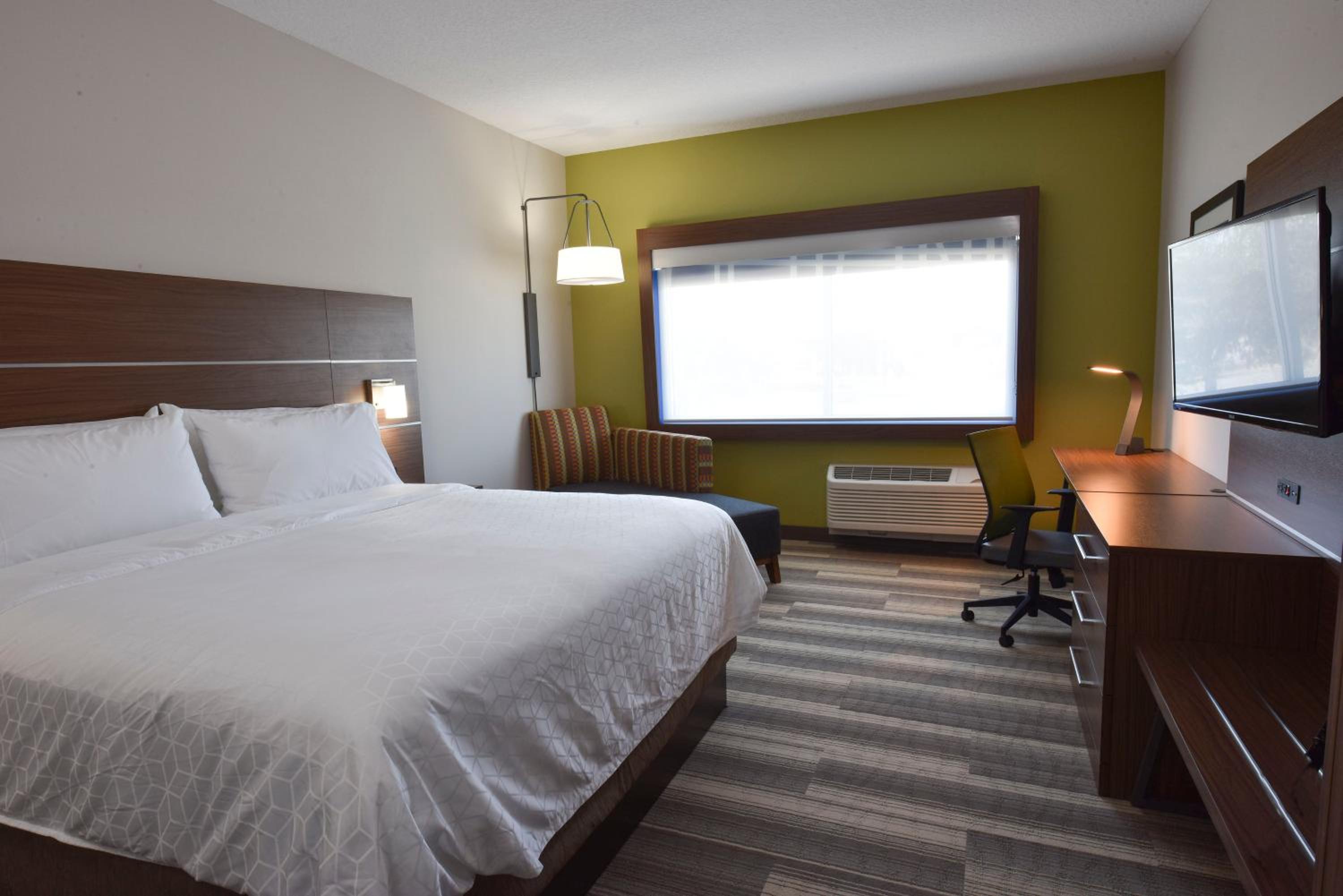 Standard King Room with Roll-in Shower - Mobility Accessible