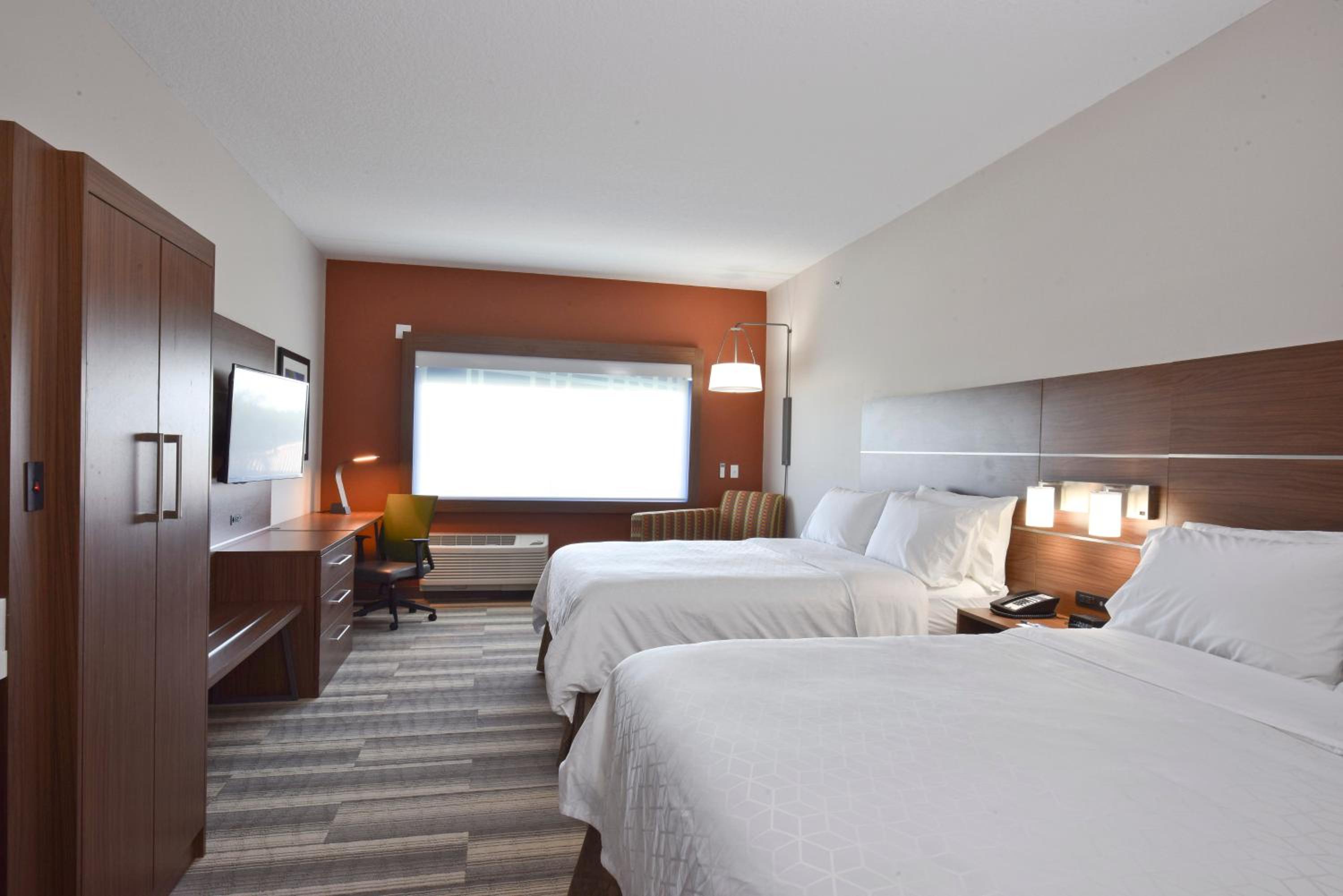 Queen Room with Two Queen Beds - Mobility Access Tub/Non-Smoking