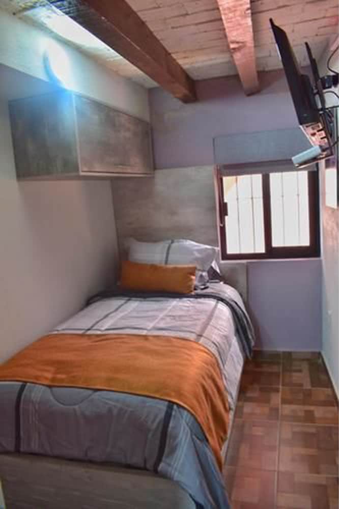 Basic Single Room, 1 Twin Bed (Individual)